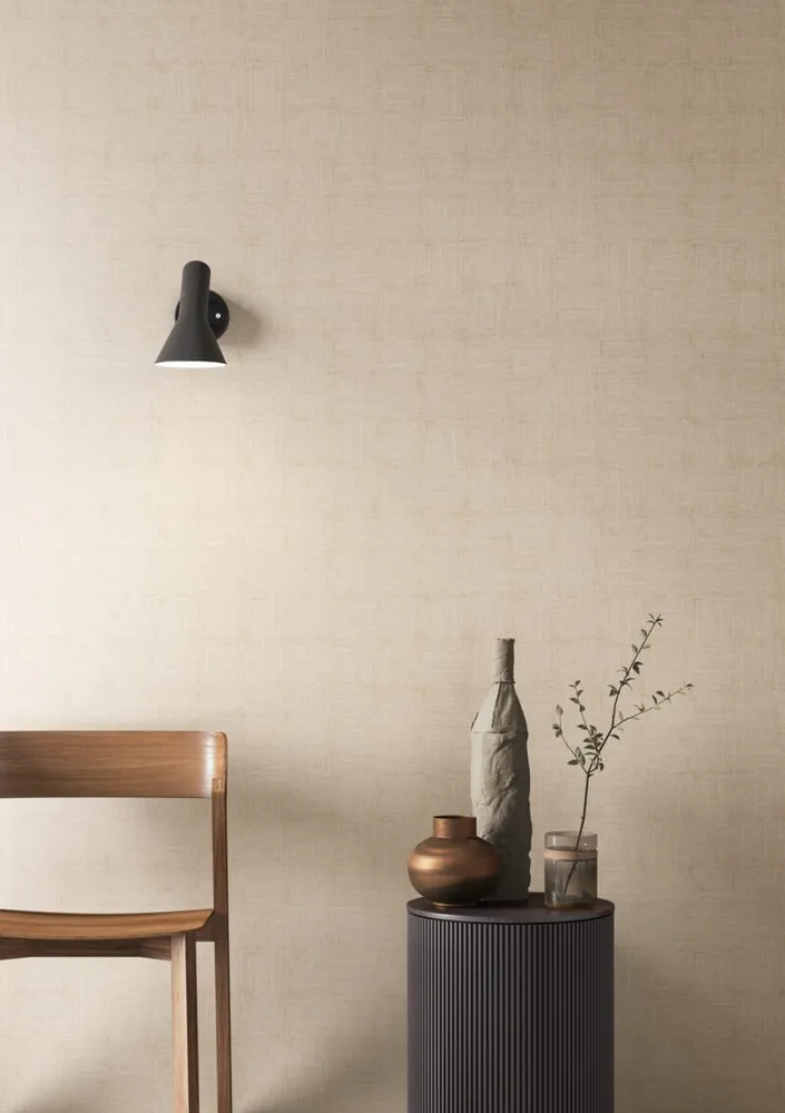 Instabilelab Wave aus IN.COLORE: helle strukturierte Wandbekleidung mit Holzstuhl und Beistelltisch.