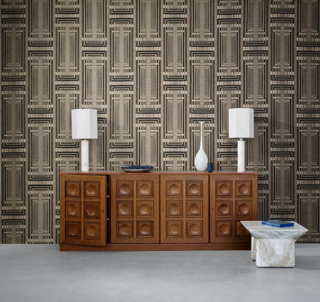 Arte Montana: geometrisches Wanddekor in dunklen Naturtönen über einem hölzernen Sideboard.