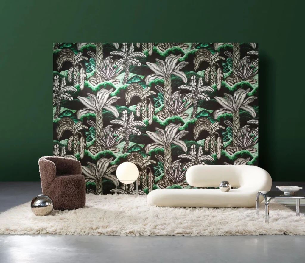 Arte Balata Garden: tropische Pflanzenszene auf dunklem Grund hinter einem weißen Sofa.