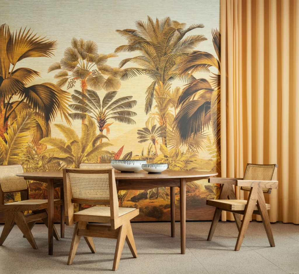 Arte Rêverie Tropicale: goldbraunes Palmenpanorama hinter einem Esstisch mit Holzstühlen.