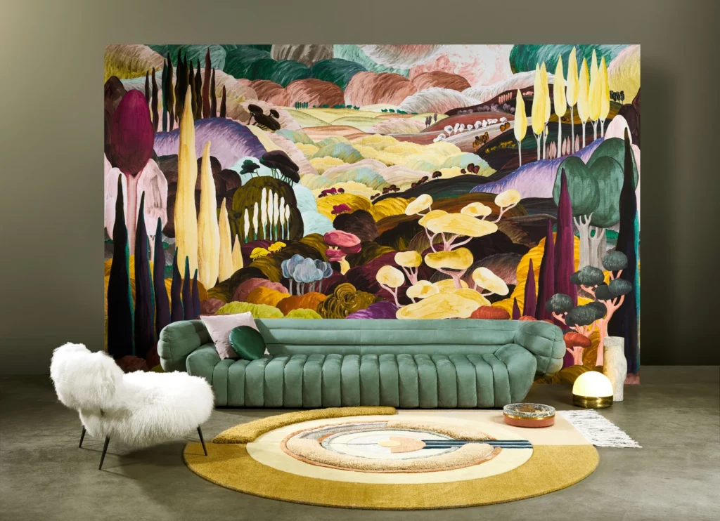 Arte Les Songes Toscans: buntes Fantasiepanorama hinter einem tiefgrünen Sofa und einem gelben Teppich.