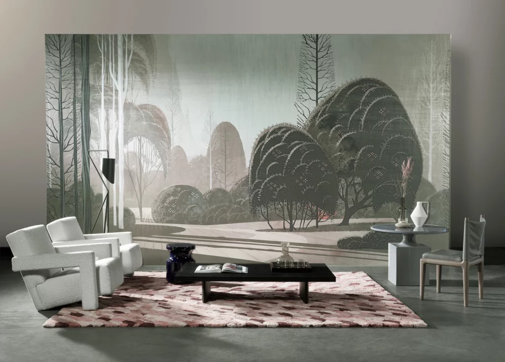 Arte Le Jardin Mystique: ruhige Landschaft mit stilisierten Hügeln in Grün- und Grautönen hinter einer hellen Sitzgruppe.