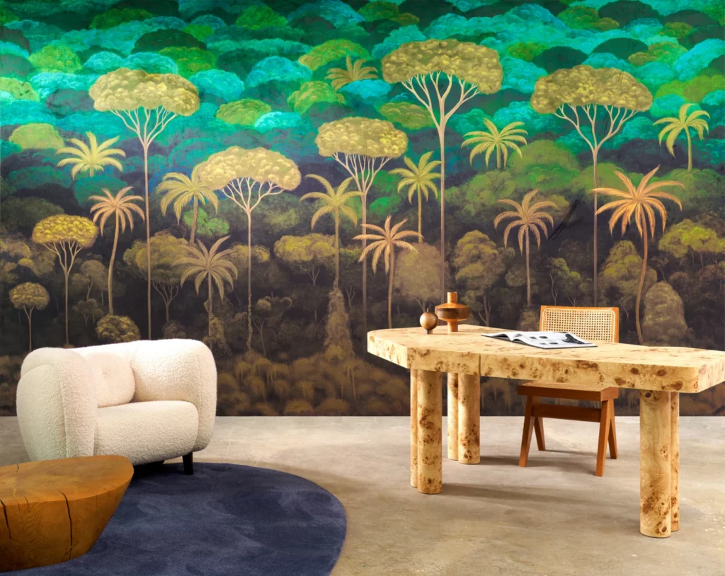 Arte Ciel Tropical: leuchtend grüne Baumkronen und goldene Palmen hinter einem Holztisch und einem weißen Sessel.