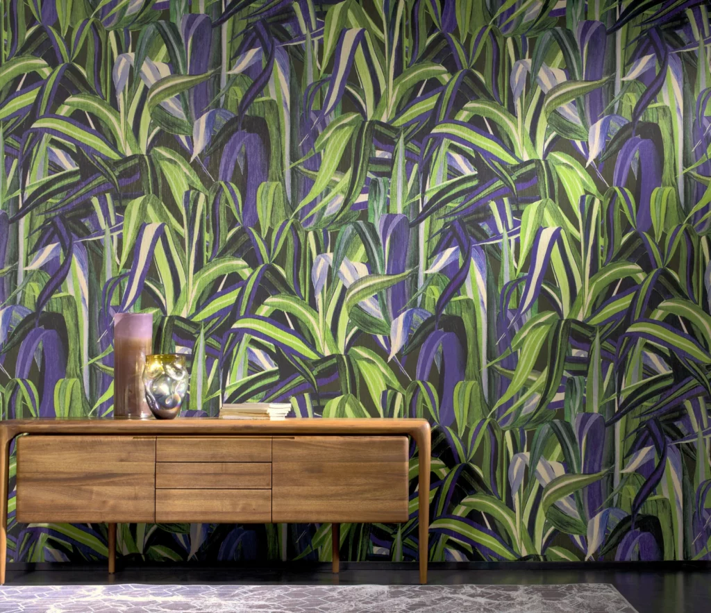 Arte Java: große grüne Blätter auf violettem Grund über einem langen Holzsideboard.