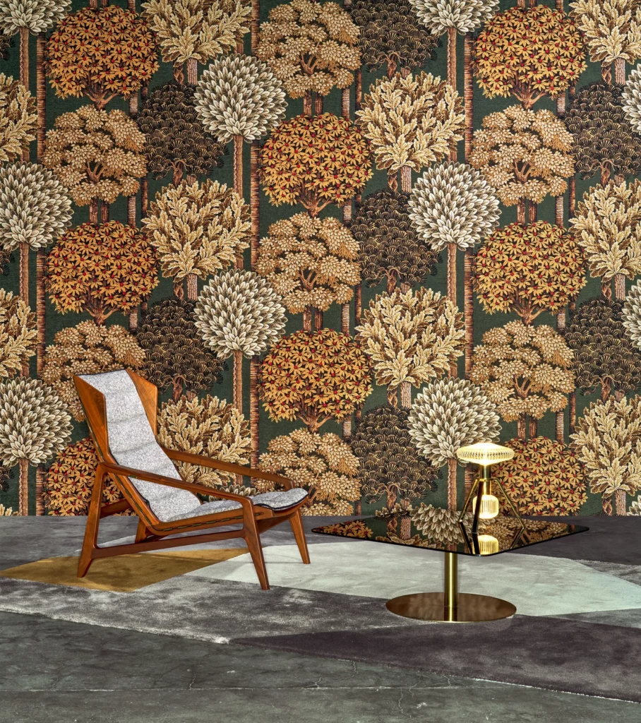 Arte Mont Royal: stilisierte Baumkronen in Ocker, Beige und Braun hinter einem Holzsessel.