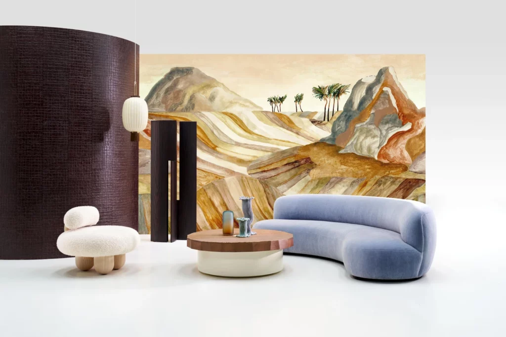 Arte Zerzura: helles Wüstenpanorama hinter einem blauen Sofa in einer offenen Raumszene.
