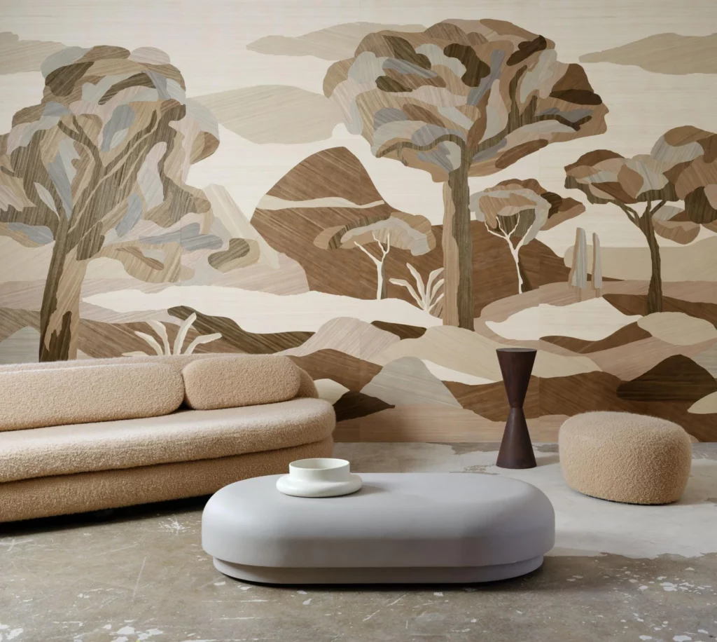 Arte Under the Sycamore Tree: abstrakte Baumlandschaft in Beige und Braun hinter einem hellen Sofa.