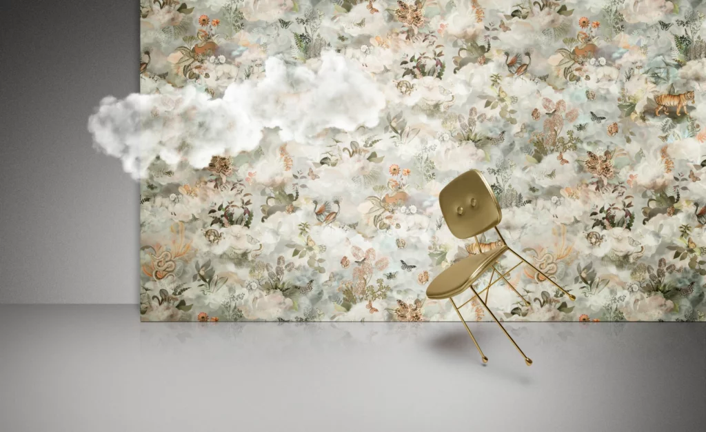 Arte Memento Moooi Medley: helles, detailreiches Naturmotiv hinter einem filigranen goldfarbenen Stuhl.