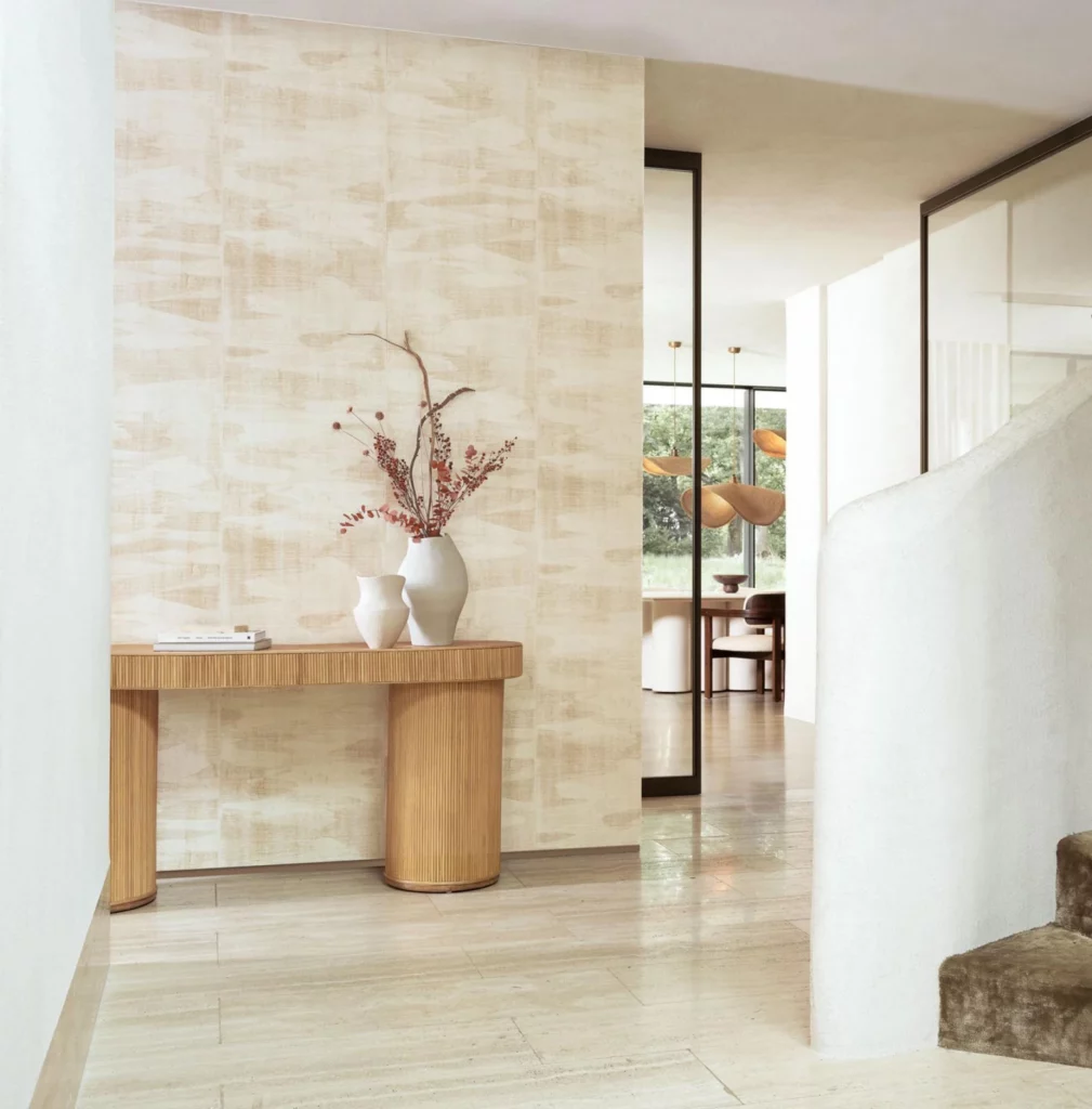 Arte Alluvio: helle, wolkige Struktur in Creme und Beige hinter einer schlichten Holzkonsole.