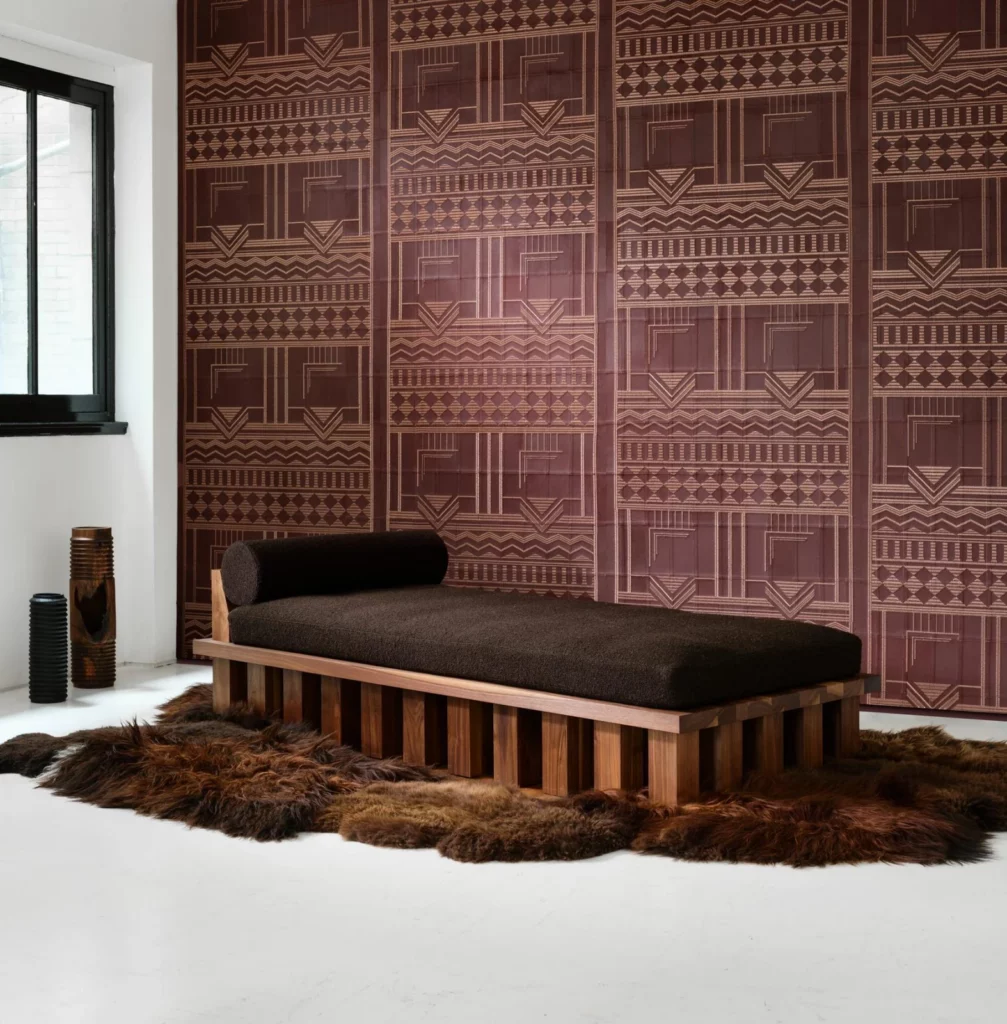 Arte Palazzo: dunkelrotes geometrisches Wandmuster hinter einer gepolsterten Bank.