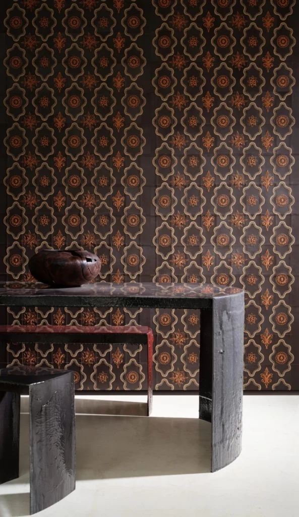Arte Ductia: dunkles Wandmuster mit rautenartigen Ornamenten hinter einer schlichten Konsole.