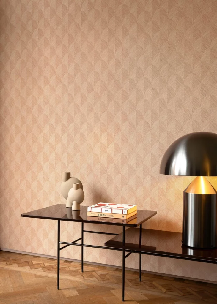 Arte Horus: geometrisches Rautenmuster in Rosatönen hinter einer dunklen Konsole.