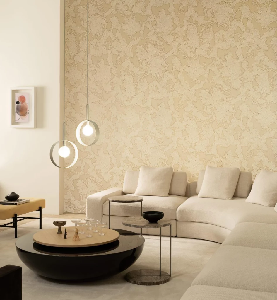 Arte Avra: helles, wolkiges Wandmuster hinter einem cremefarbenen Sofa.