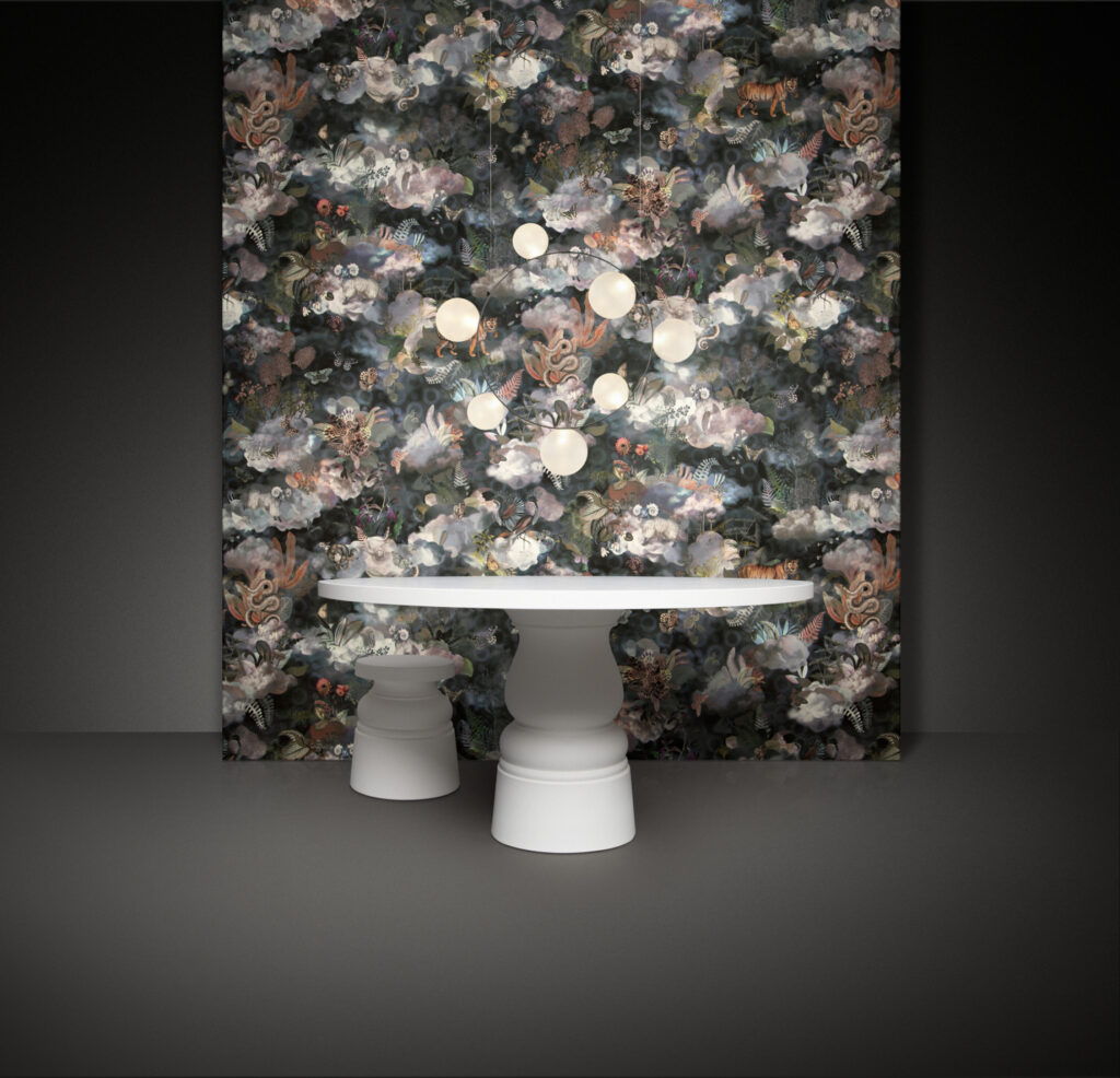 Arte Memento Moooi Medley: detailreiches Naturmotiv auf dunklem Grund hinter einem weißen Tisch mit runden Platten.