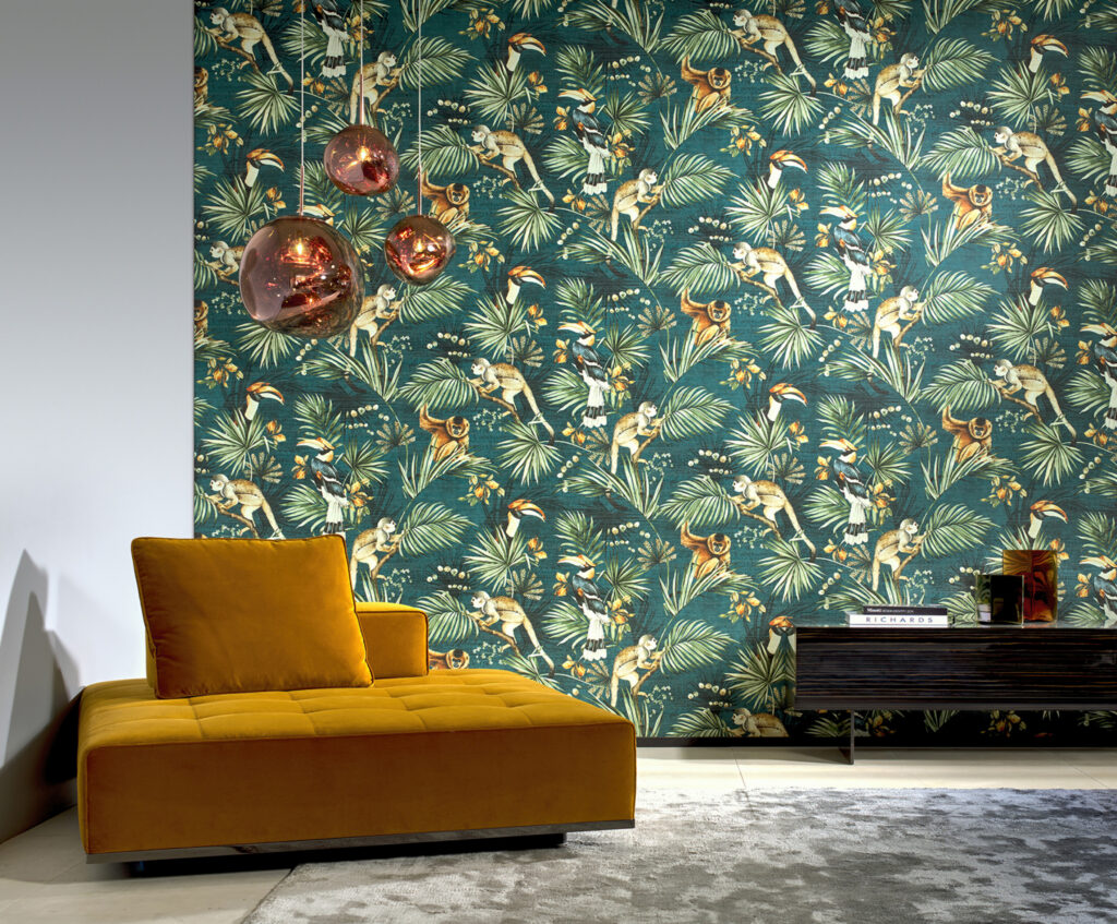 Arte Sumatra: tropische Tiere und Pflanzen auf blaugrünem Grund hinter einem gelben Sofa.