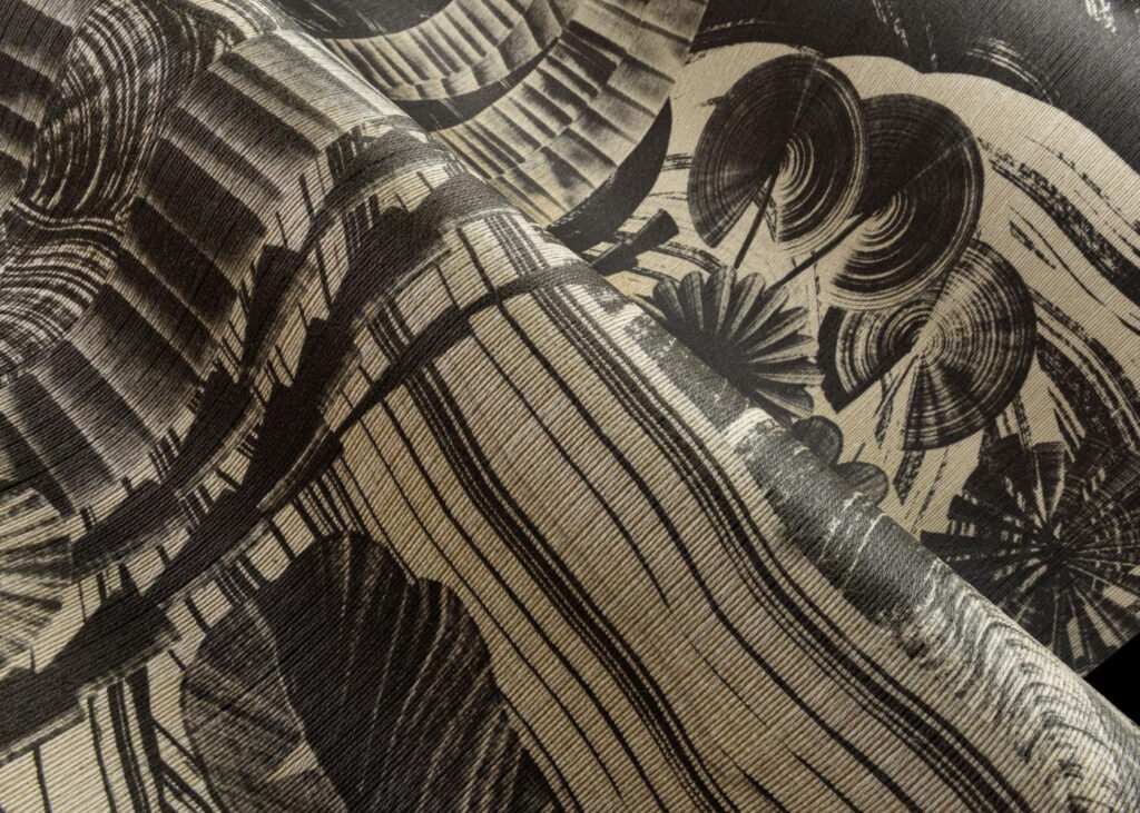Arte Thebe: nahaufnahme der schwarz-beigen Zeichnung mit Architektur- und Pflanzenmotiven.