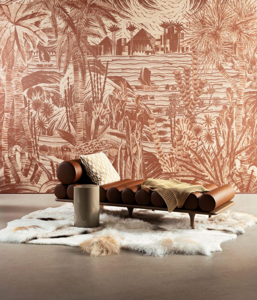 Arte Thebe: rötliches Landschafts- und Architekturmotiv hinter einem braunen Sessel.