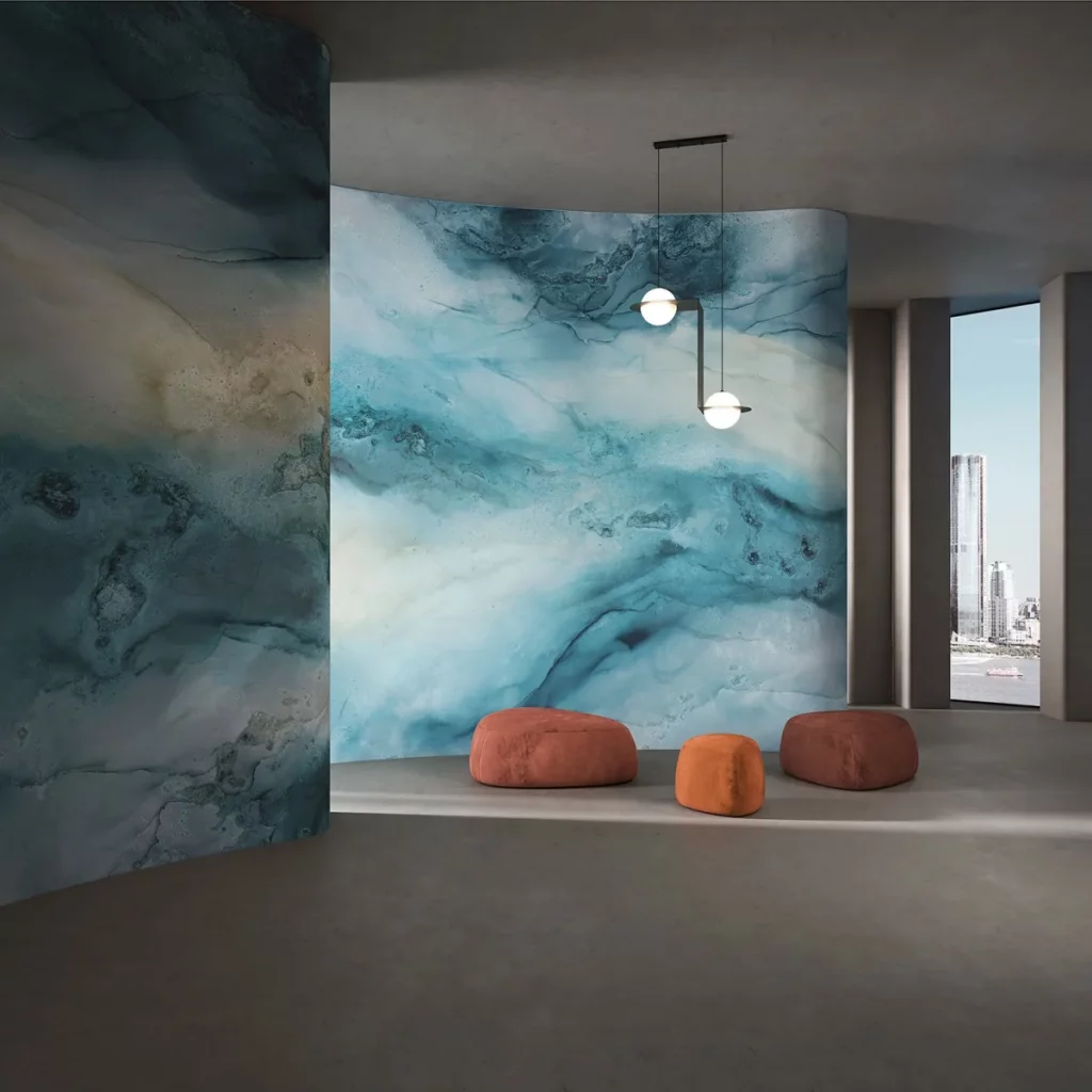 Blue Bay von Tecnografica: wasserartige blaue und türkise Farbverläufe an einer geschwungenen Wand.