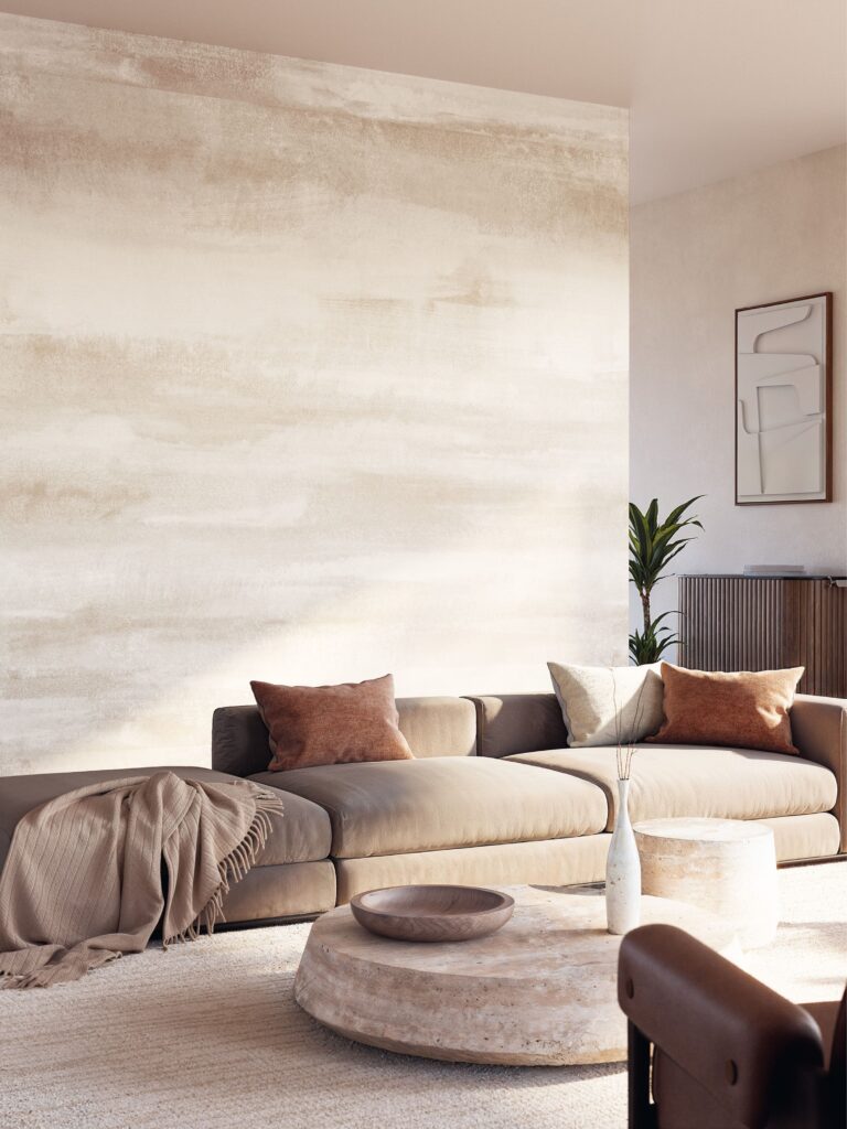Wohnzimmer mit heller, horizontal strukturierter Wandgestaltung und beigem Sofa aus der Kollektion Basalte.