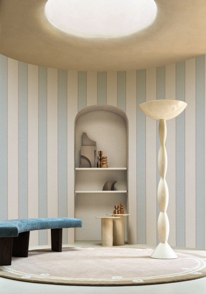 Breite hellblaue und cremefarbene Streifen rund um eine Wandnische.