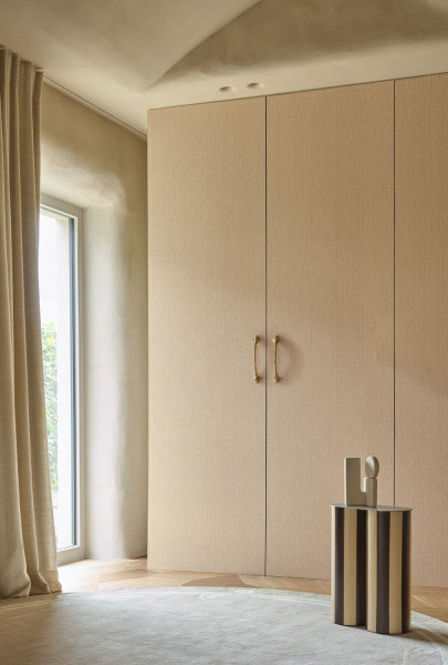 Zurückhaltende helle Streifenstruktur auf einer Wand neben einem bodentiefen Fenster.