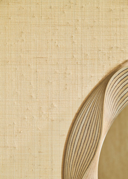 Helle naturfarbene Wandbekleidung mit unregelmäßiger Faserstruktur neben einer gebogenen Holzform.
