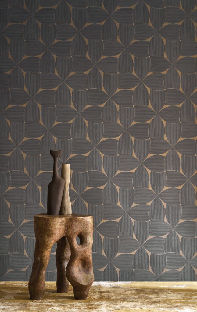 Dunkelgraue Tapete mit geometrischen Bögen hinter einem skulpturalen Holztisch und zwei Vasen aus der Kollektion Striato.