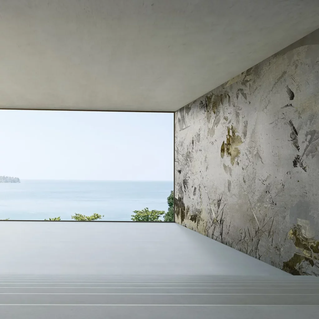 Dornoch von Tecnografica: helle gealterte Wandbildoptik mit verteilten botanischen Formen neben einer großen Fensteröffnung.