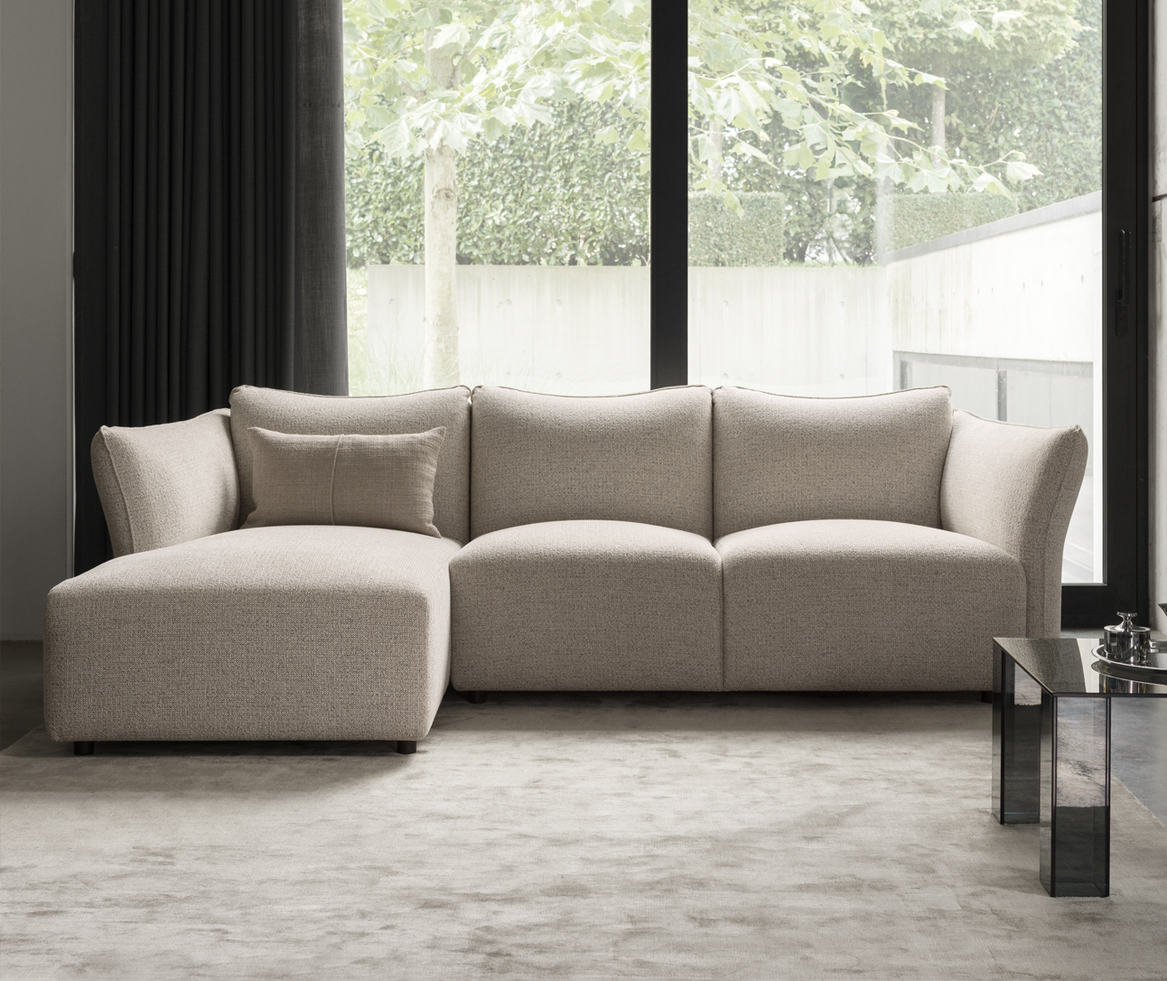 Helles modulares Sofa Melfi von Flexlux mit gerundeten Armlehnen und breiter Chaiselongue.