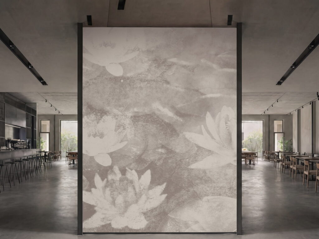 Helle Lotusblüten auf einer Wand mit graubeigem Hintergrund in einer offenen Raumdarstellung mit Sitz- und Barbereich.