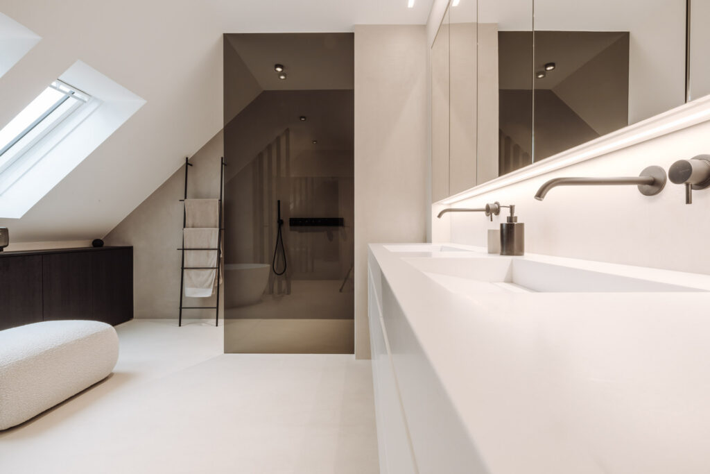 Seitlicher Blick entlang des Waschtischs zur Dusche und zum Dachfenster.