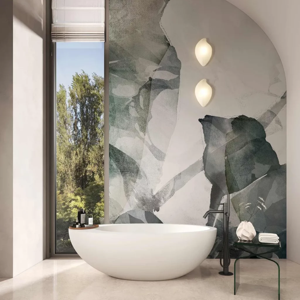 Veil von Tecnografica: überlagerte transparente Blattformen in graugrünen Tönen hinter einer Badewanne.