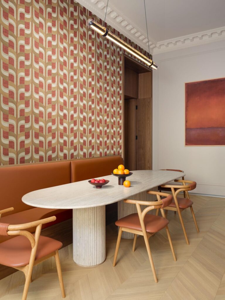 Arte Filara: rot-beiges geometrisches Muster hinter einer Sitzbank im Essbereich.