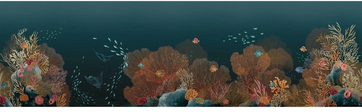 Polynésie von Casamance zeigt eine breite Unterwasserlandschaft mit Korallen und kleinen Fischen vor tiefblaugrünem Hintergrund.