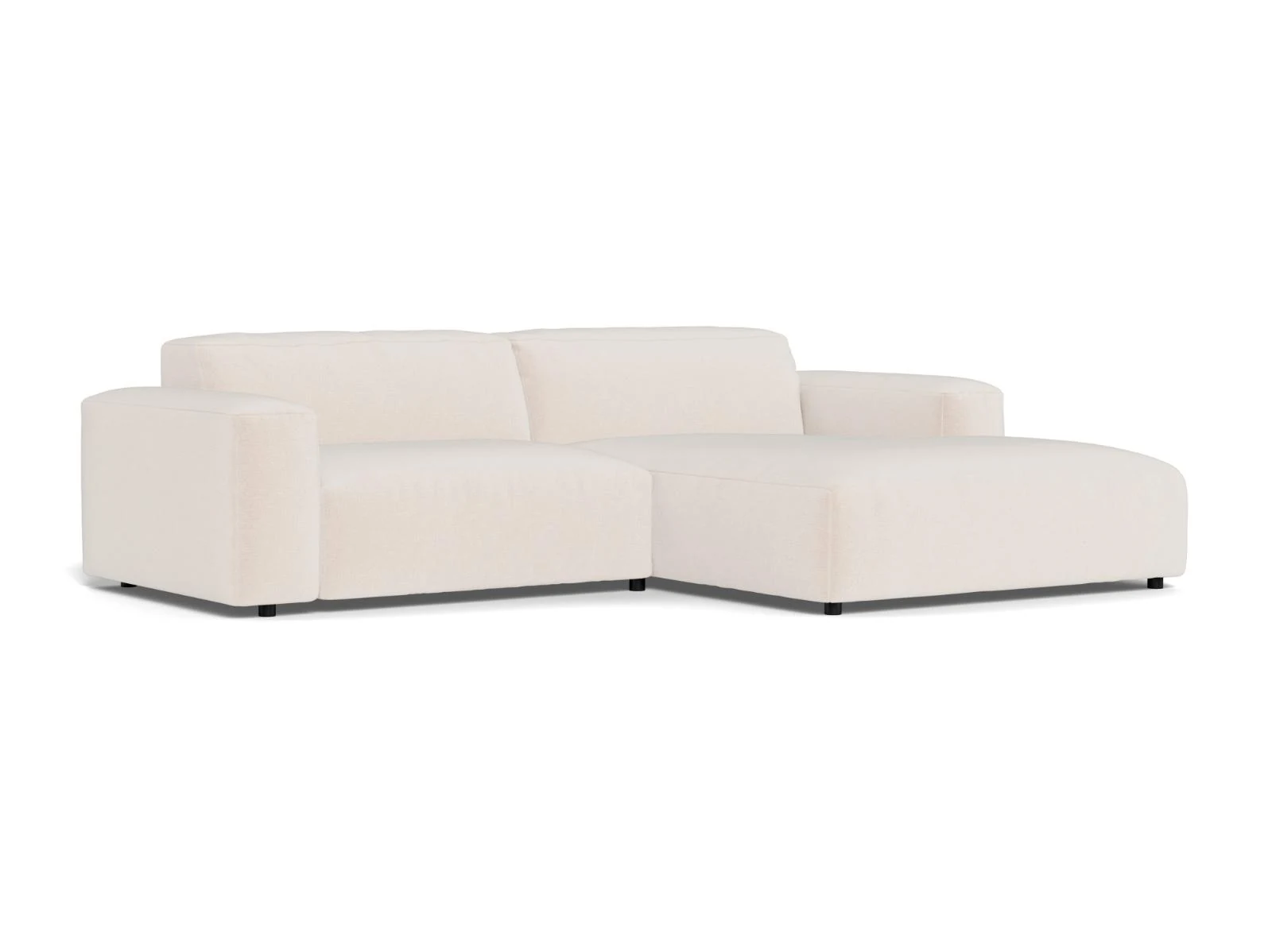 Sandfarbenes Sofa Lucera von Flexlux mit breiten gerundeten Armlehnen und Chaiselongue, freigestellt vor weißem Hintergrund.