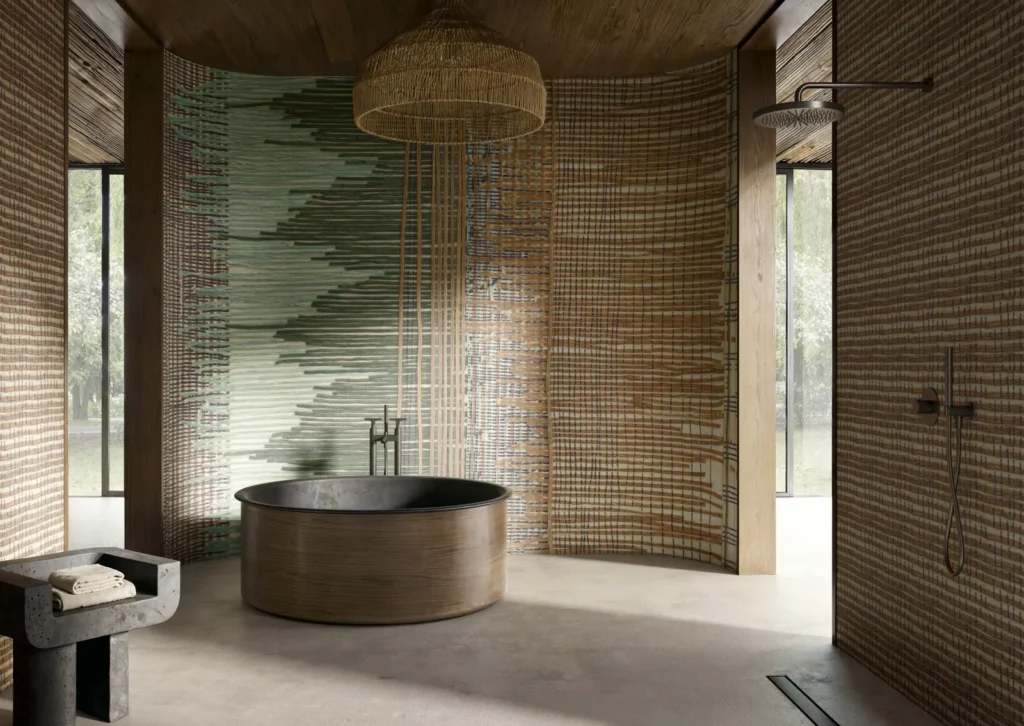 Barranco von Glamora: Feine waagrechte Striche in Braun, Beige und Grün an der Wand neben einer runden Badewanne.