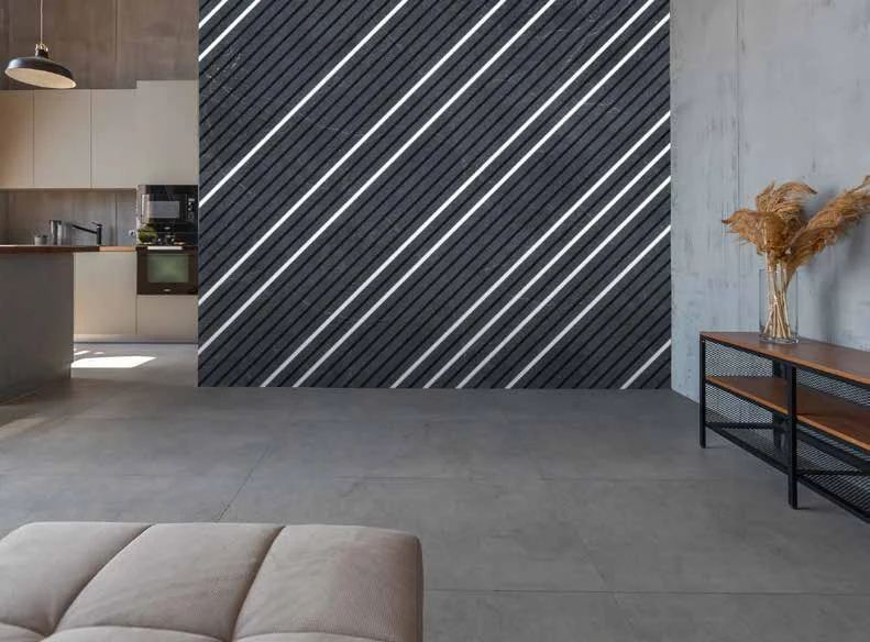 Diagonale helle und dunkle Streifen auf einer Wand zwischen Küche und Wohnbereich.