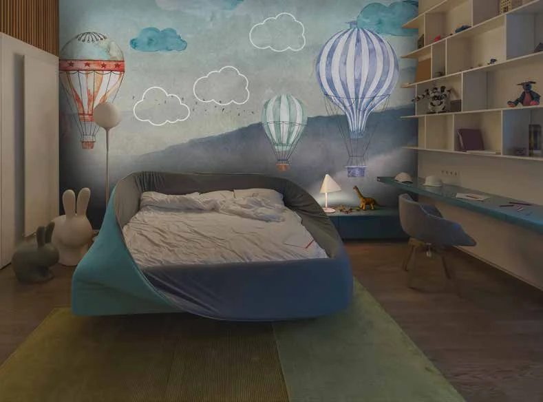 Wolken und Heißluftballons auf einer Wand in Blau und Grau hinter einem Kinderbett.