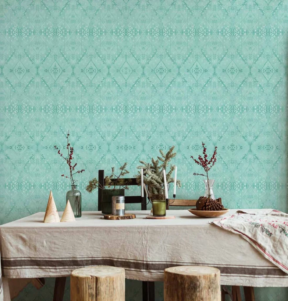 Esstisch vor dem türkisfarbenen Wandmotiv Emotion Serenity aus RAUMKLEID Mix & Match