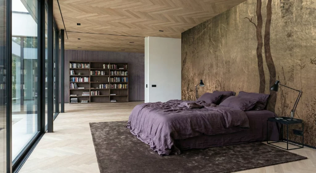 Schlafzimmer mit dem zurückhaltenden Baummotiv Silent Forest von RAUMKLEID