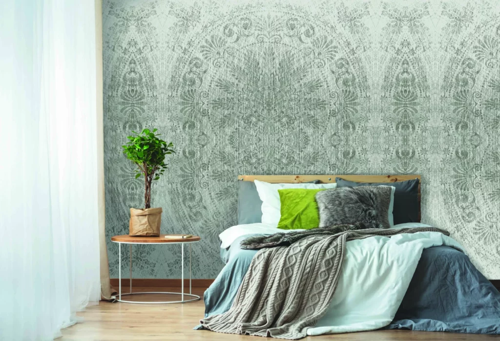 Schlafzimmer mit der hellen Ornamenttapete Prestige von RAUMKLEID