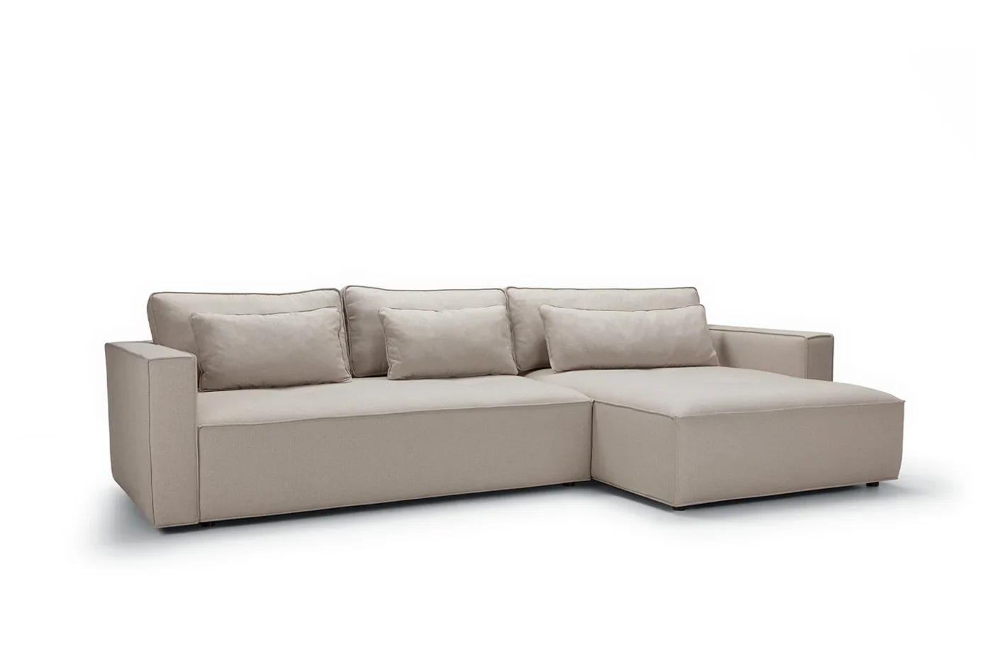 Helles Ecksofa Alfred von SITS mit Chaiselongue, geraden Armlehnen und losen Rückenkissen.