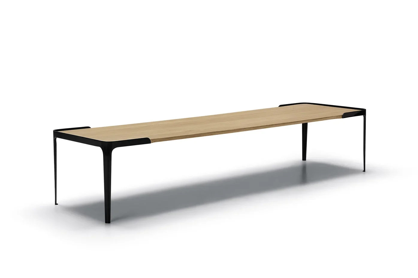 Langer niedriger Tisch Space von SITS mit Holzplatte und schlankem dunklem Gestell.