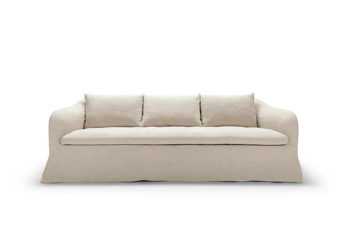 Helles Sofa Thea von SITS mit weich gerundeten Armlehnen und locker fallender Bezugskante.